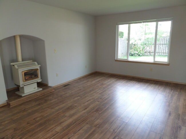 Building Photo - Super Cute 3 Bedroom Duplex with Fenced Ba...