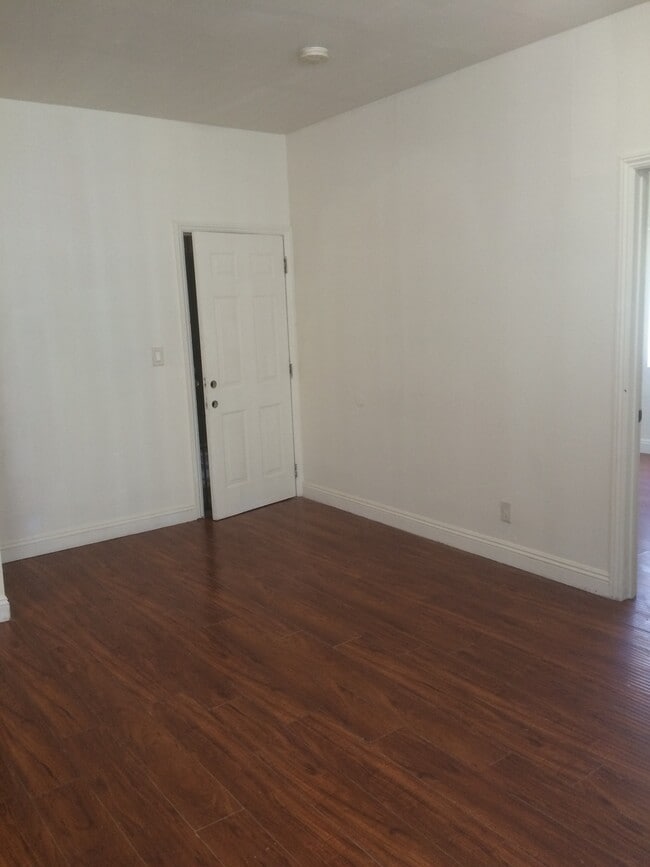 living room /entry - 4726 4th Ave