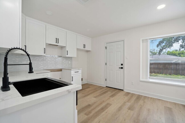 Foto del edificio - 5847 Southington St