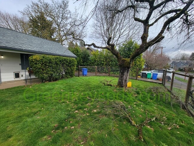 Building Photo - Beautiful 2 Bedroom 1 Bath House with Atta...