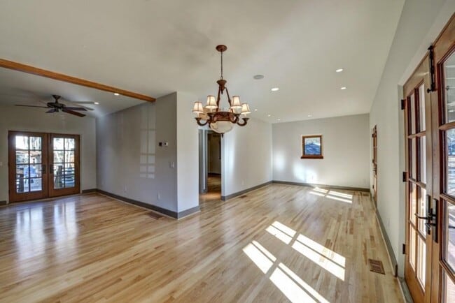 Building Photo - 1090 Vista Trail NE