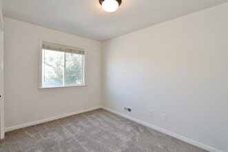 Building Photo - 202 Selwood Wy S