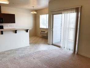 Claystone Dark Breakfast Bar & Living Room - Stoneplace Apartment Homes