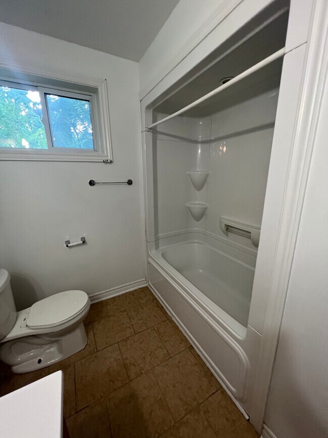 Building Photo - Beautiful 2 bedroom available.