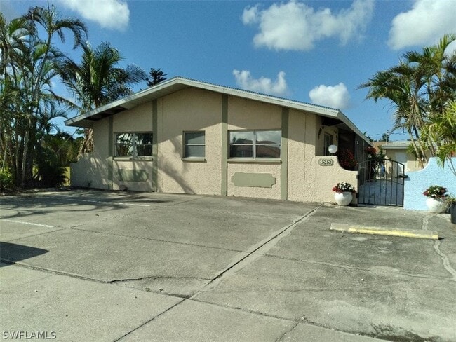 Building Photo - 4818 Palm Tree Dr