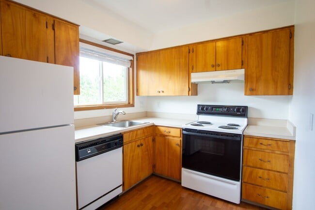 Building Photo - Top-Floor Two-Bedroom with Balcony & Parking!