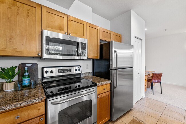 Building Photo - Updated 1BD/1BA Condo on Open Space!