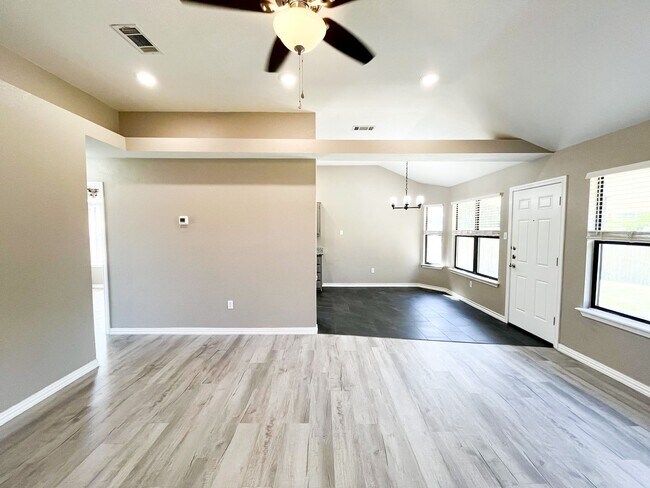 Foto del edificio - Available NOW!!!! This charming 1 story, 3 bedroom, 2 bath house could be your next home! Beautif...