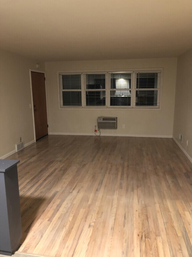 Building Photo - 1715 Blossom Ln