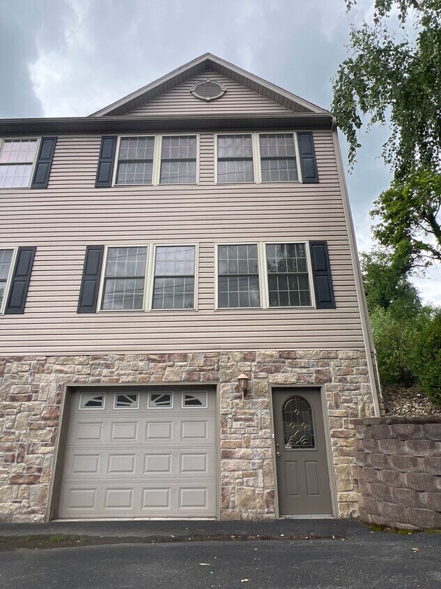 Foto principal - 2 Bedroom, 2.5 Bath Townhome Near Med Cent...