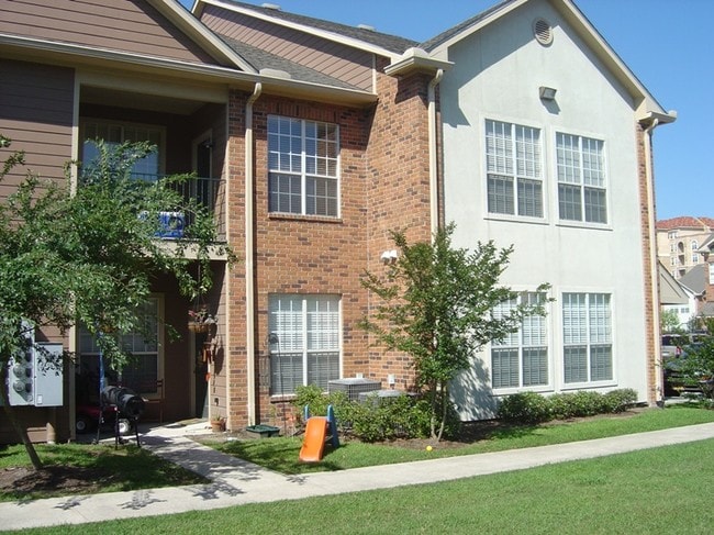 Building Photo - 710 E Boyd Dr
