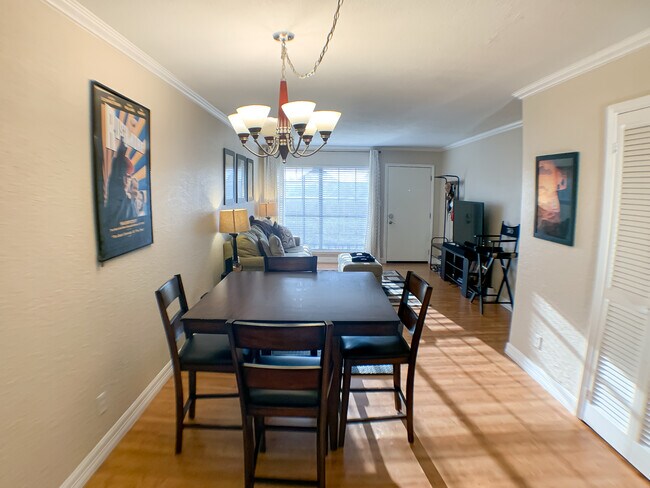 Building Photo - 2425 Ashdale Dr