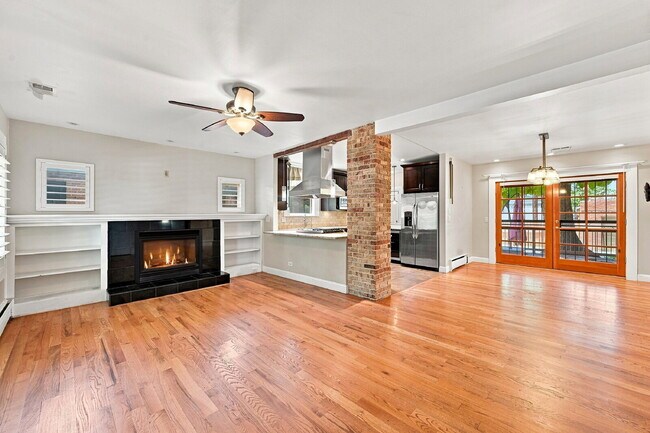 Foto del edificio - $3,695.95 - 3 Bed, 2 Bath Updated Home in Denver with Central AC and In Unit Laundry!