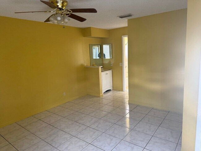Foto del edificio - 2511 NW 56th Ave