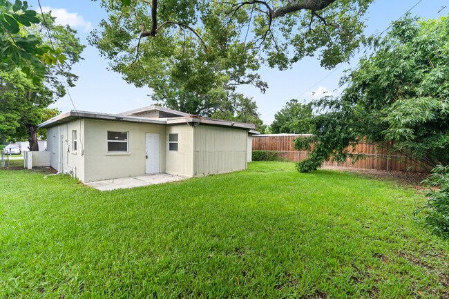 Building Photo - 1937 Ridgewood Dr