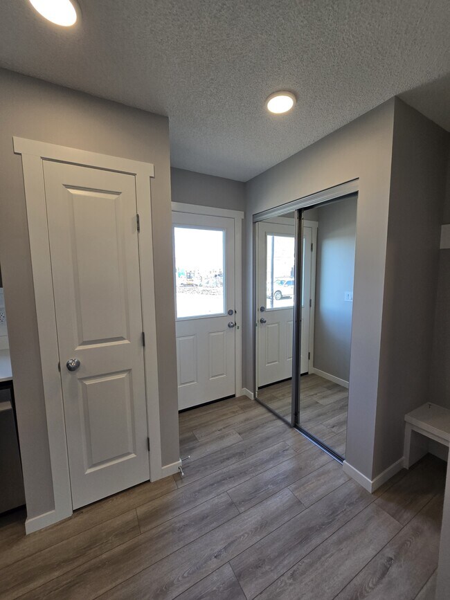 Photo du bâtiment - 1009 Cy Becker Rd NW