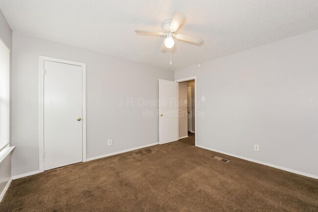 Foto del edificio - 5905 Shadydell Dr