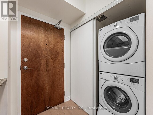 Photo du bâtiment - 60 Fairfax Crescent