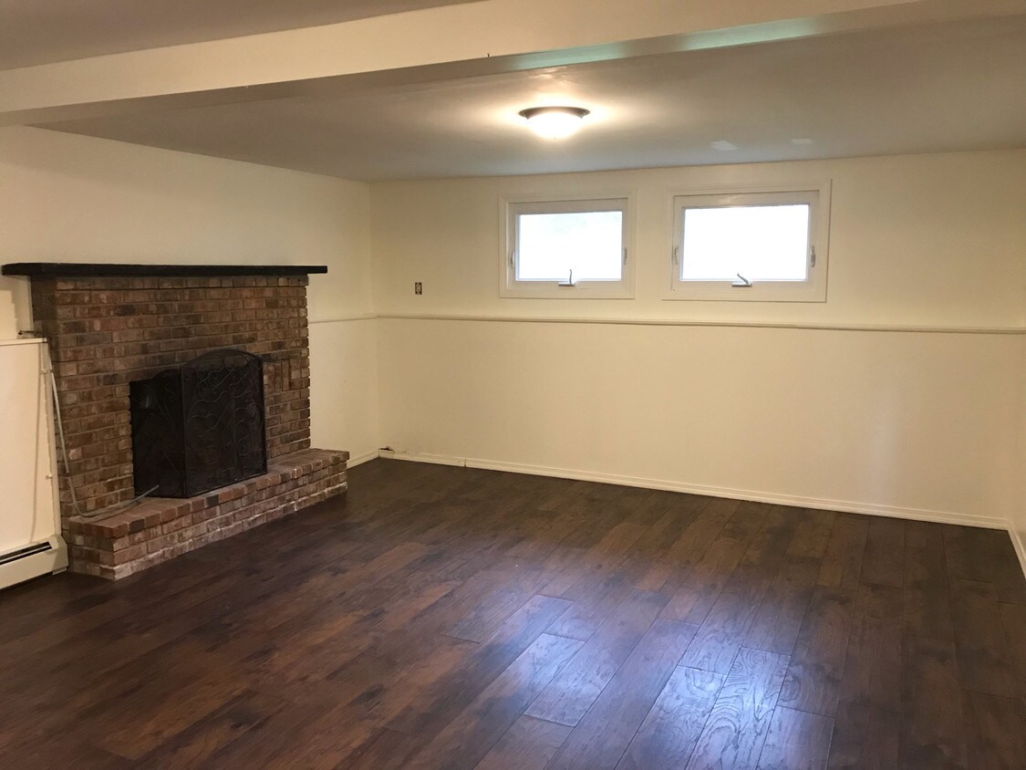 Primary Photo - 90 Dunlop Way