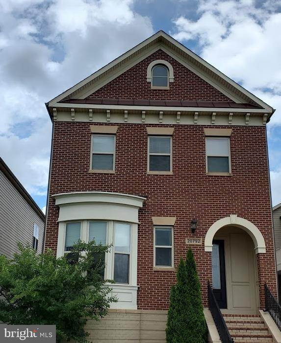 Building Photo - Luxurious Single-Family Home in Vibrant On...