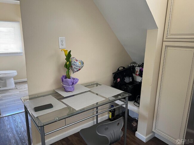 Foto del edificio - 828 Monmouth Ave