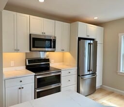 Building Photo - 15 River St