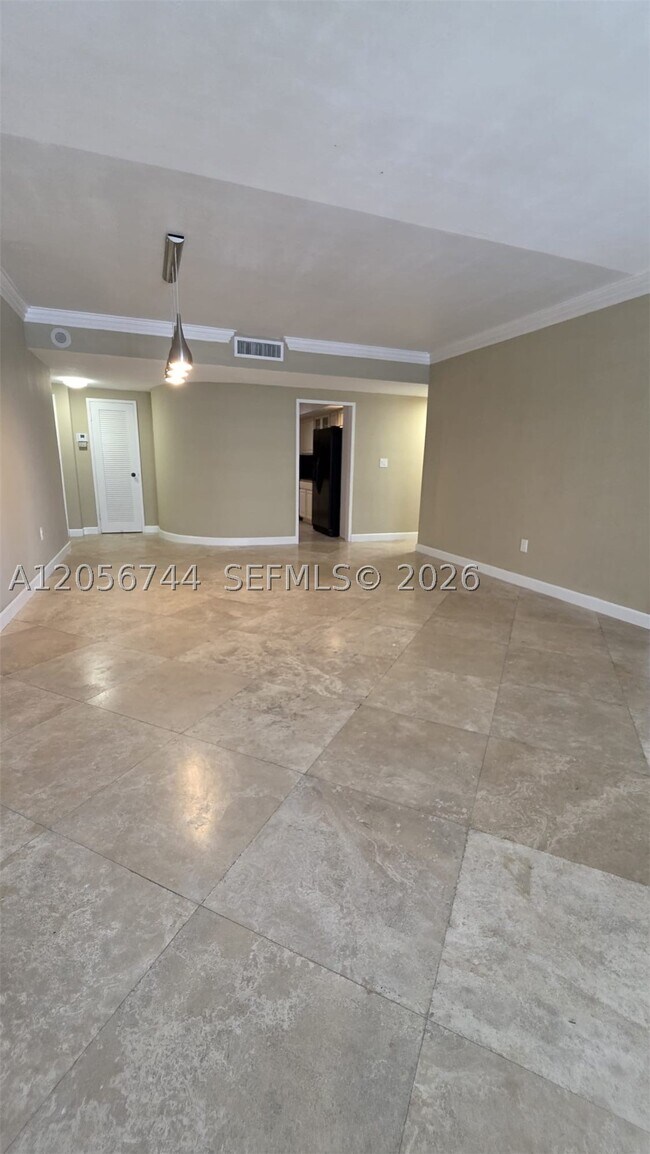 Foto del edificio - 5825 Collins Ave