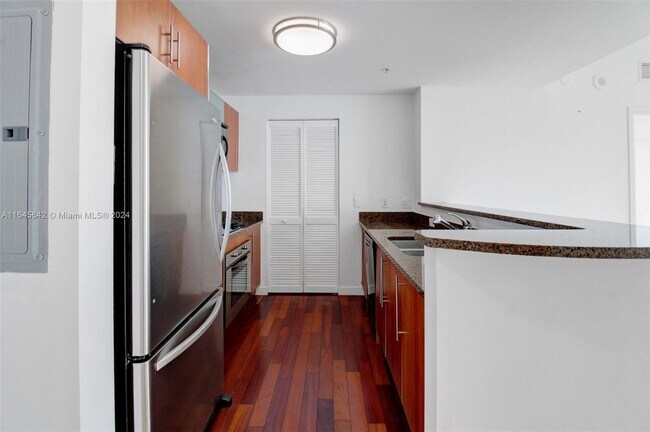 Building Photo - 300 S Biscayne Blvd