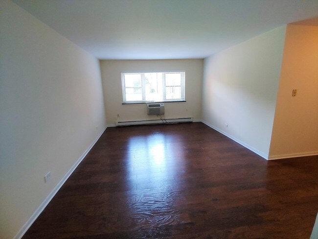 Building Photo - Super-Sized Edgewater Studio