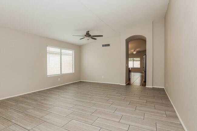 Foto del edificio - 16755 W Polk St