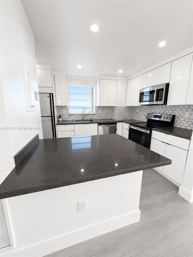 Foto del edificio - 1865 79th Street Causeway
