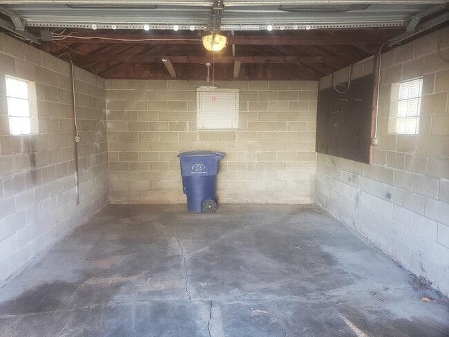 Building Photo - 1301 Fairmount Ct