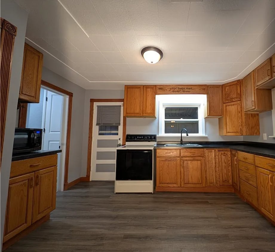 Foto del edificio - Spacious 3 Bedroom 1 Bath House with Fence...