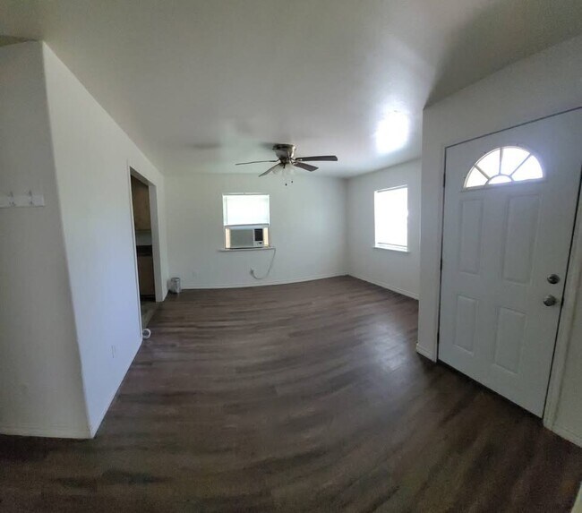 Foto del edificio - 1714 County Rd 244E