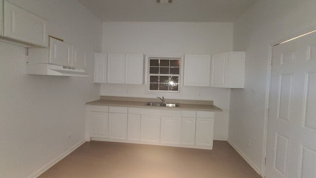 Building Photo - 2 Bedroom 2 Bath