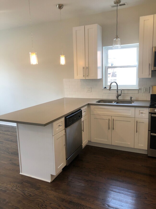 Building Photo - 1528 W Superior St