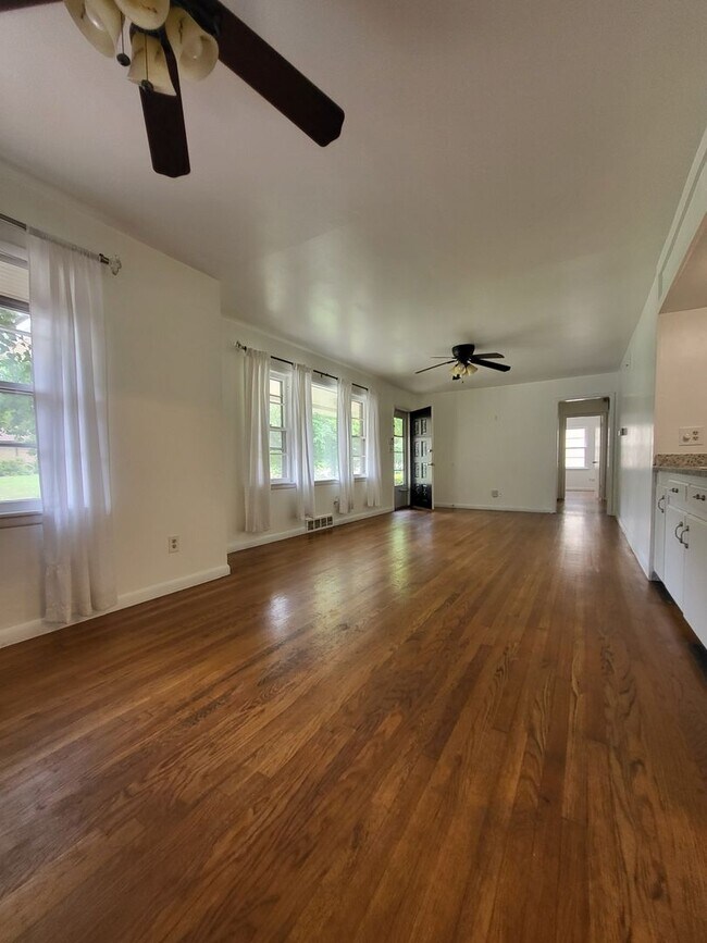 Building Photo - (3-4) Bedroom/(2) Bath Avail Mid June! Clo...