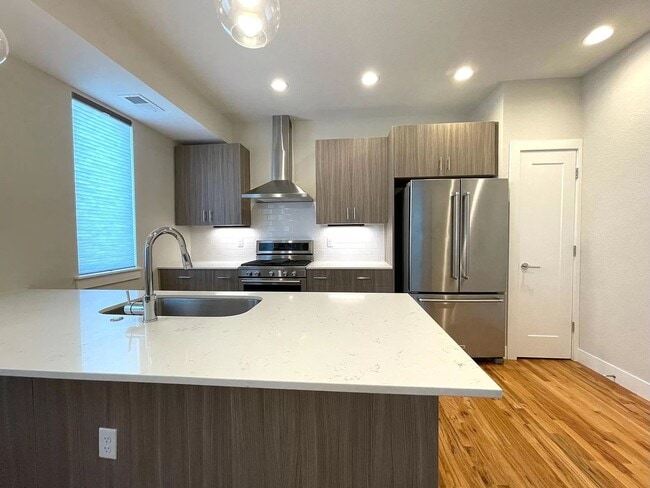 Building Photo - 2 Bedroom 2 Full Bathrooms and 2 Half Bath...