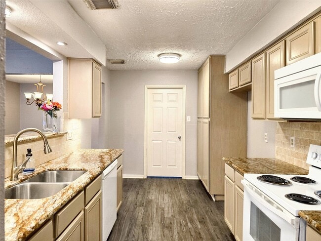 Building Photo - 22619 Deville Dr