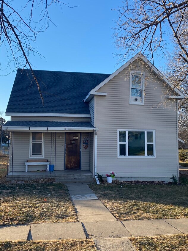 Building Photo - 305 Saxon St