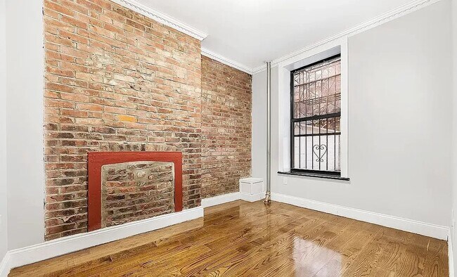 Foto del edificio - 127 E 7th St