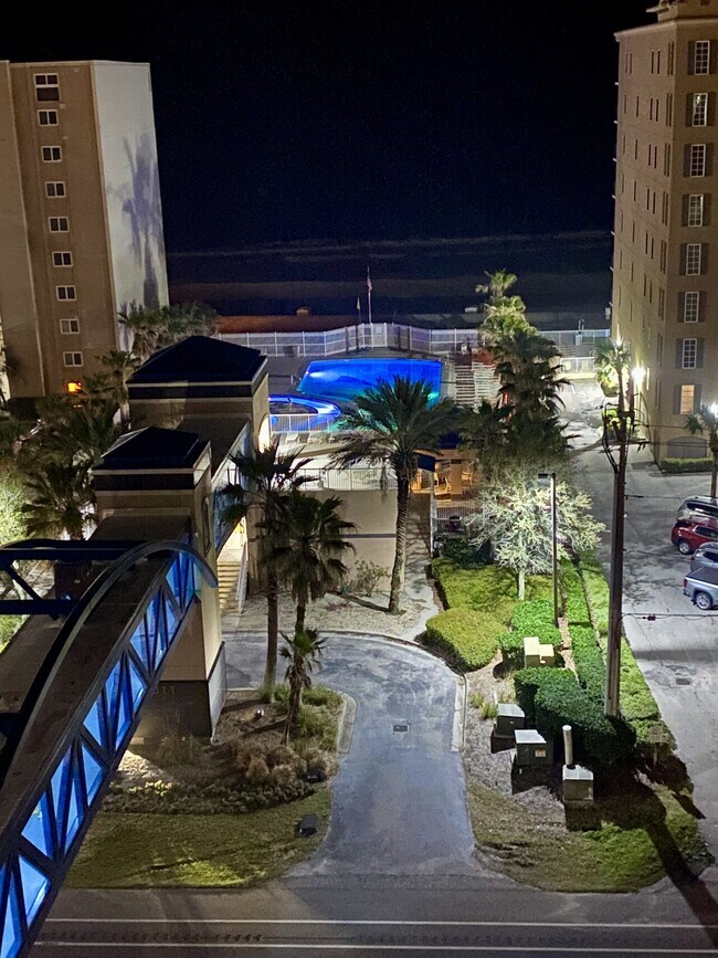 Foto del edificio - Crystal Tower Condo Unit