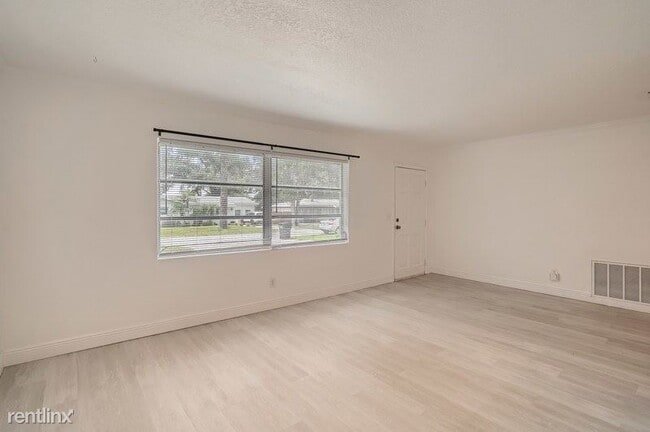 Building Photo - 3 br, 1 bath House - 1829 West Drive