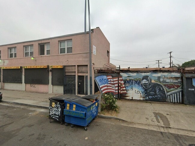 Building Photo - 10106 S Main St