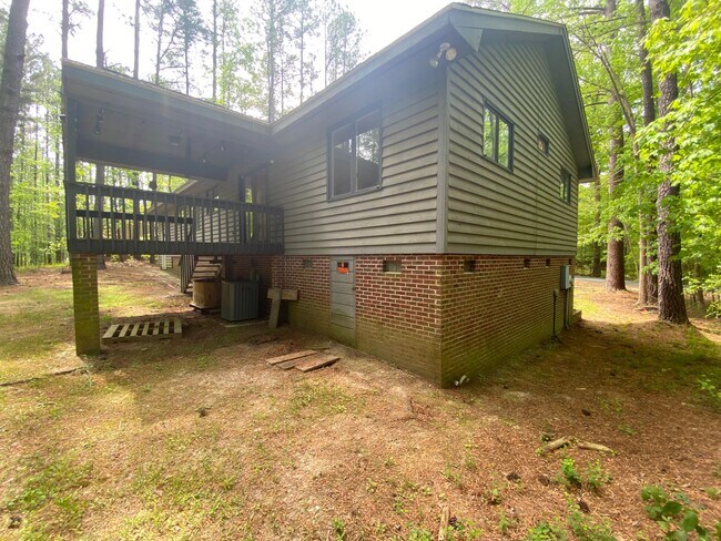 Foto del edificio - 3 bedroom 2 bath with bonus room. peaceful...