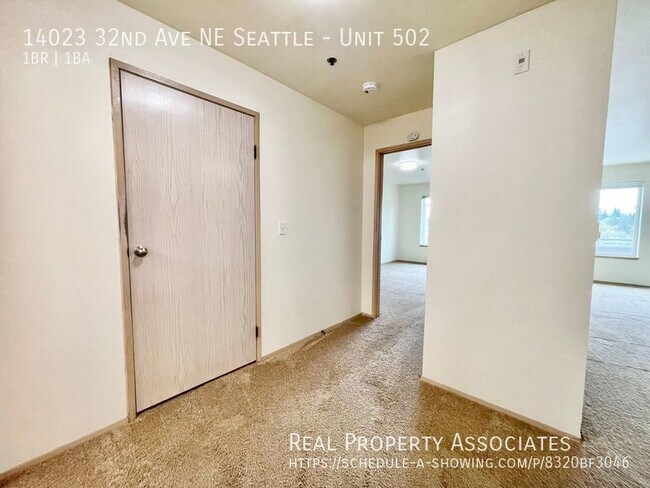 Building Photo - Spacious Top Floor 1-Bedroom/1-Bathroom! I...
