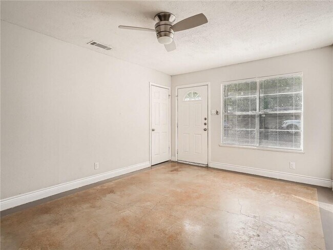 Building Photo - 414 Sarah Dr