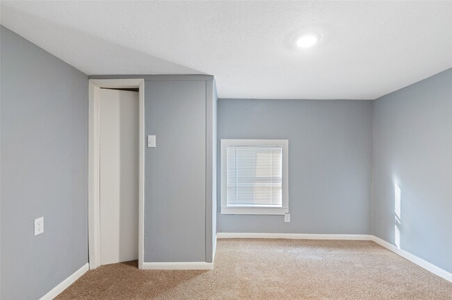 Foto del edificio - 10502 Royal Oaks Dr