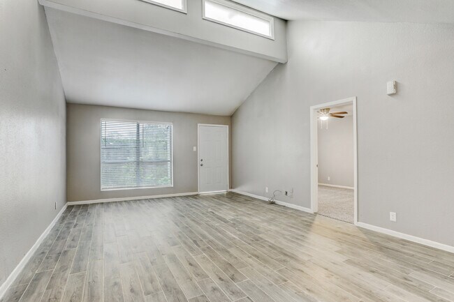 Building Photo - 200 E Ash St