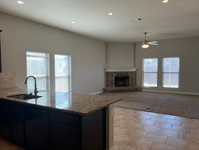 Building Photo - Stunning and Spacious Quincy Park Home